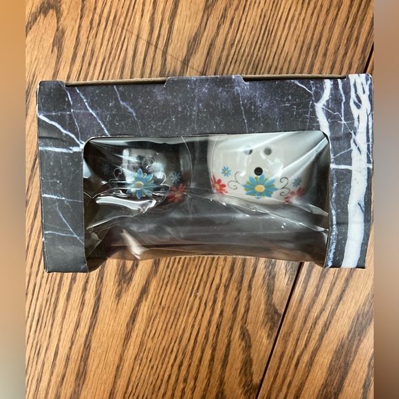 💕💀SUGAR SKULLS💀💕Dia de Los Muertos SALT/PEPPER SHAKERS NEW-lN-BOX💀🖤black/white🤍💀 - Picture 3 of 9